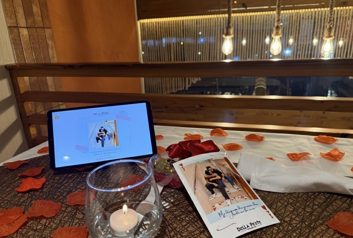 Mesa decorada com pétalas de rosas e velas para encontros