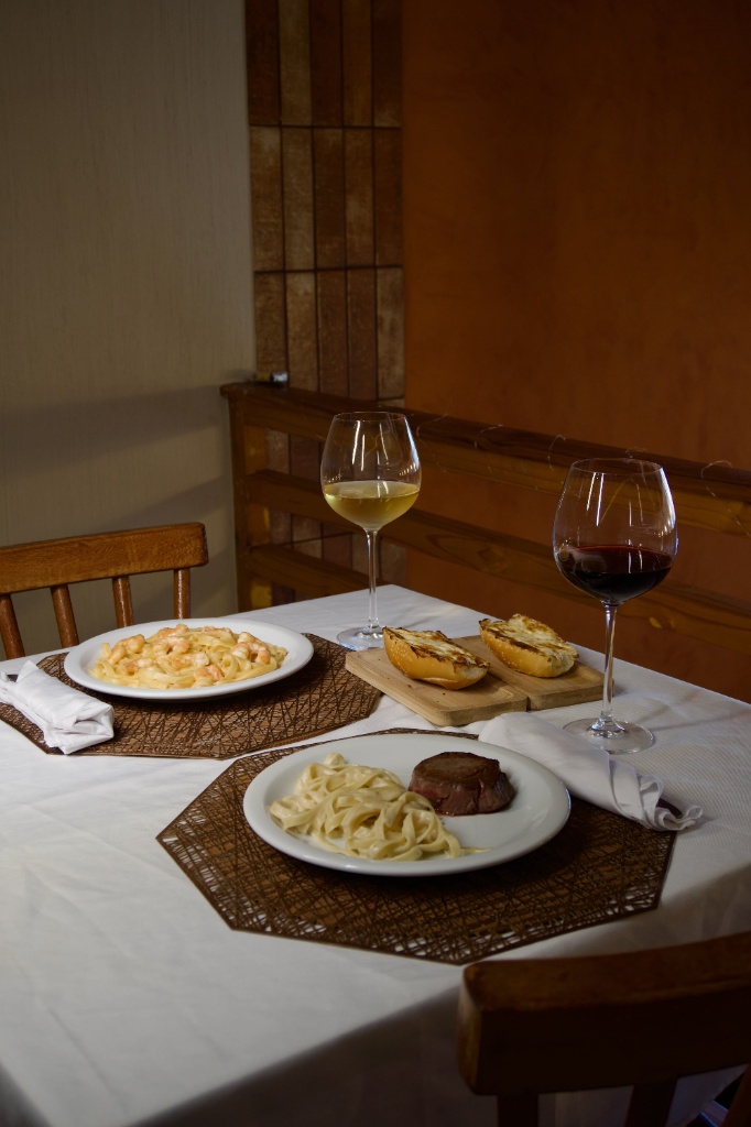 Prato de Fettuccine com Camarões refogados ao molho branco