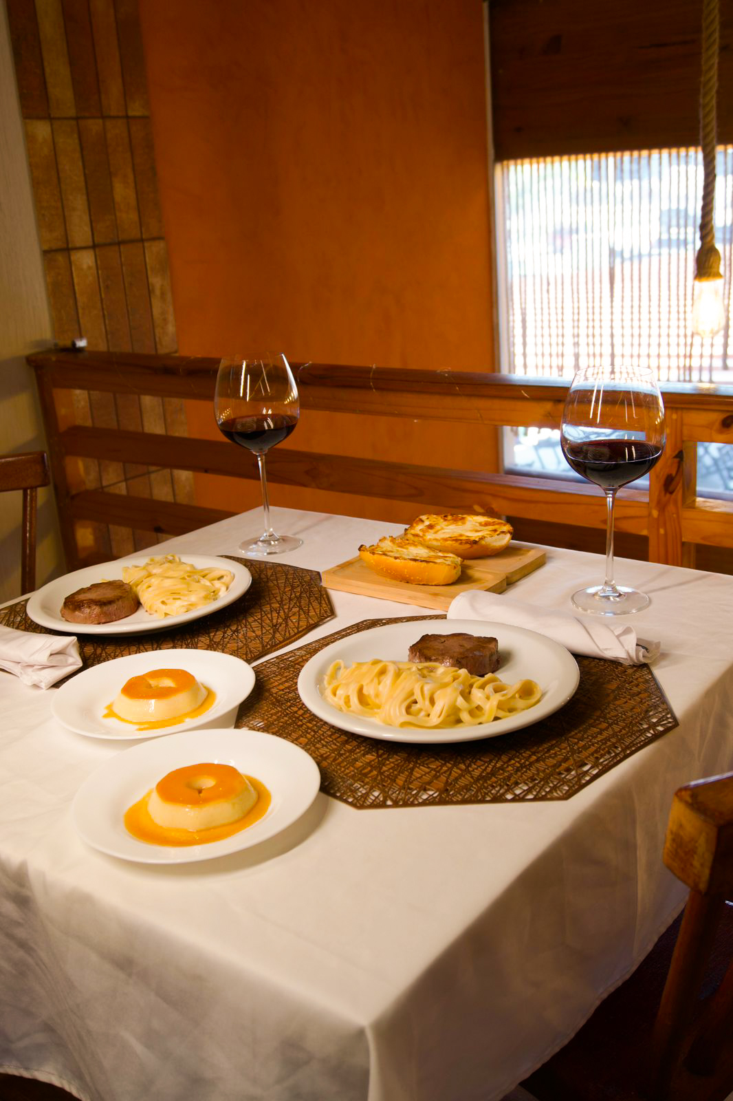 Prato de Fettuccine com Filé Mignon e vinho tinto