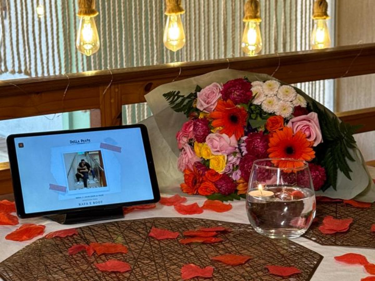 Pacote de decoração de mesa romântica com buquê de flores